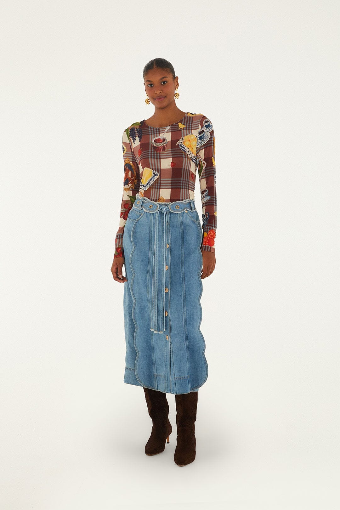 Falda midi de denim con botones, cinturón y bajo ondulado