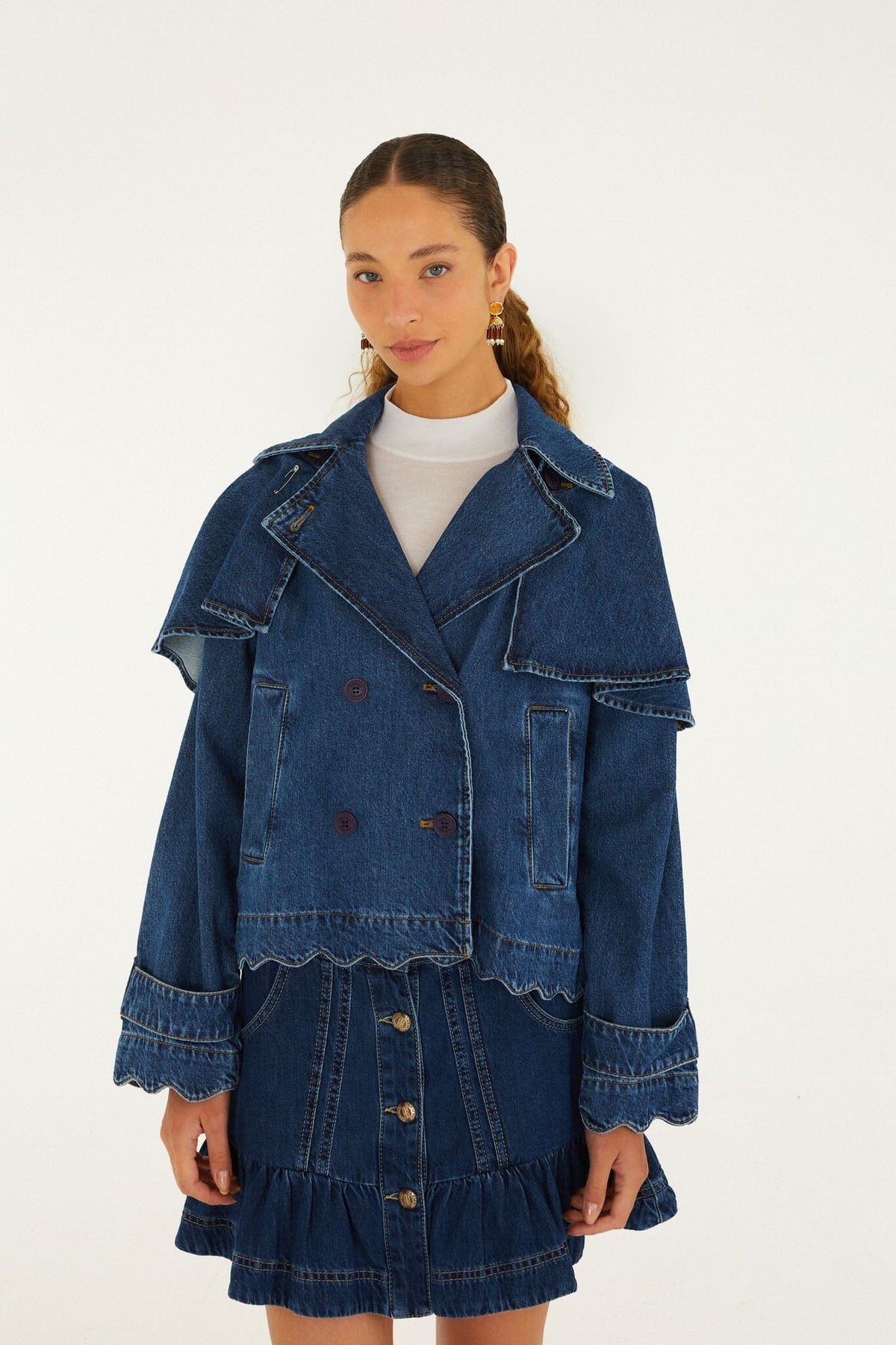 Trench court en denim boutonné