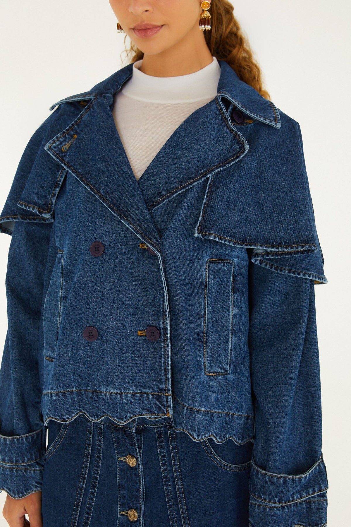 FARM Rio model wearing the Denim Buttoned Cropped Trench Coat