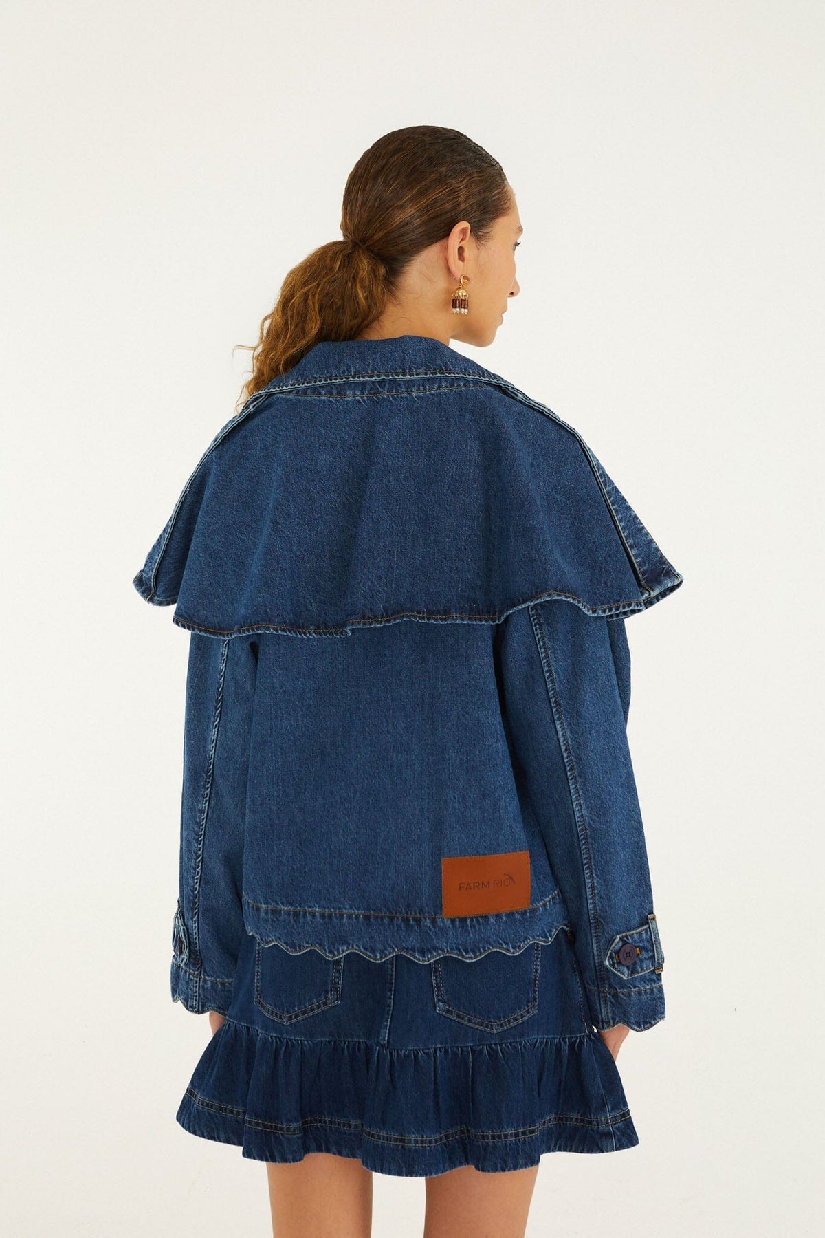 Trench court en denim boutonné