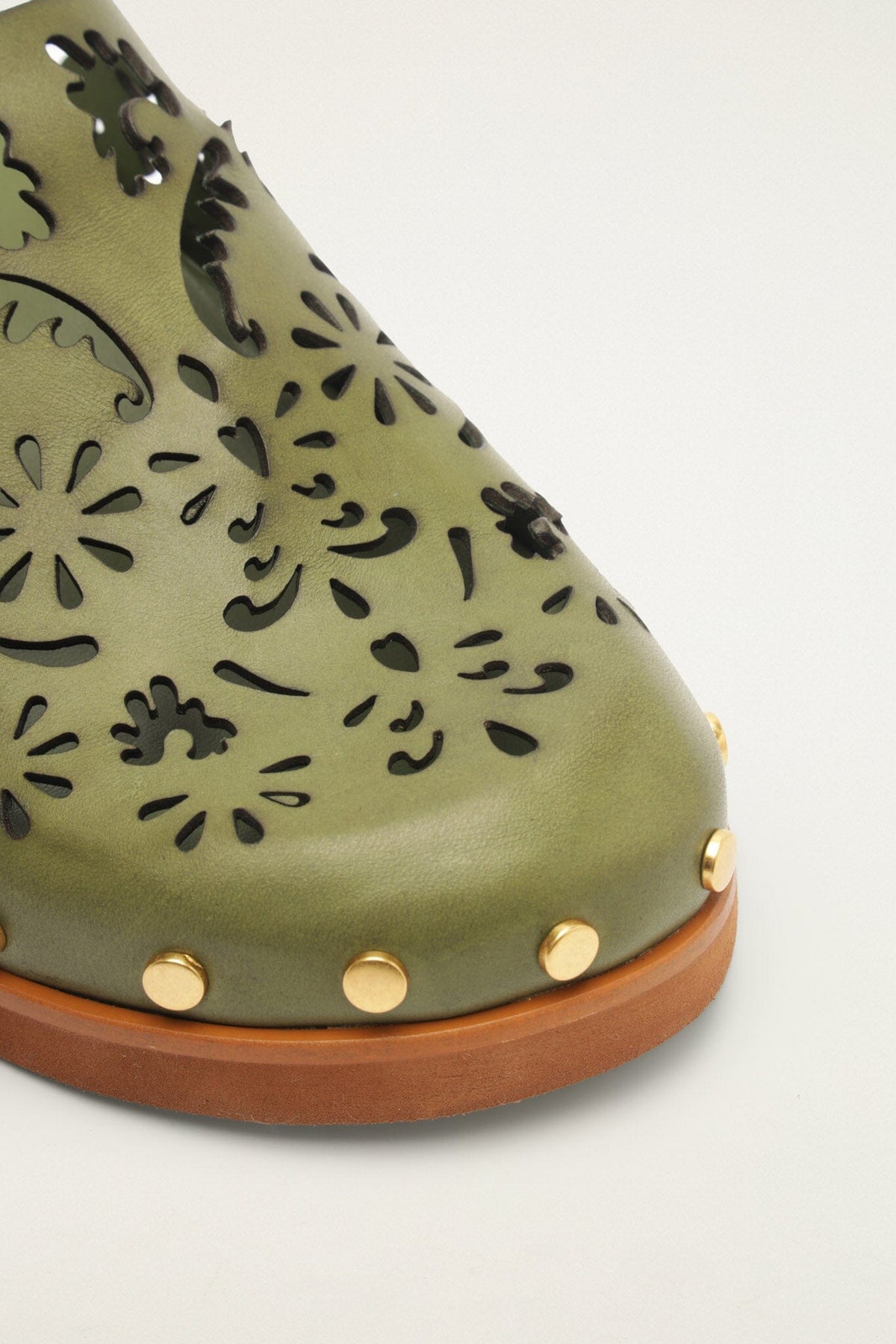 Mule con tira anatómica de cuero y encaje verde