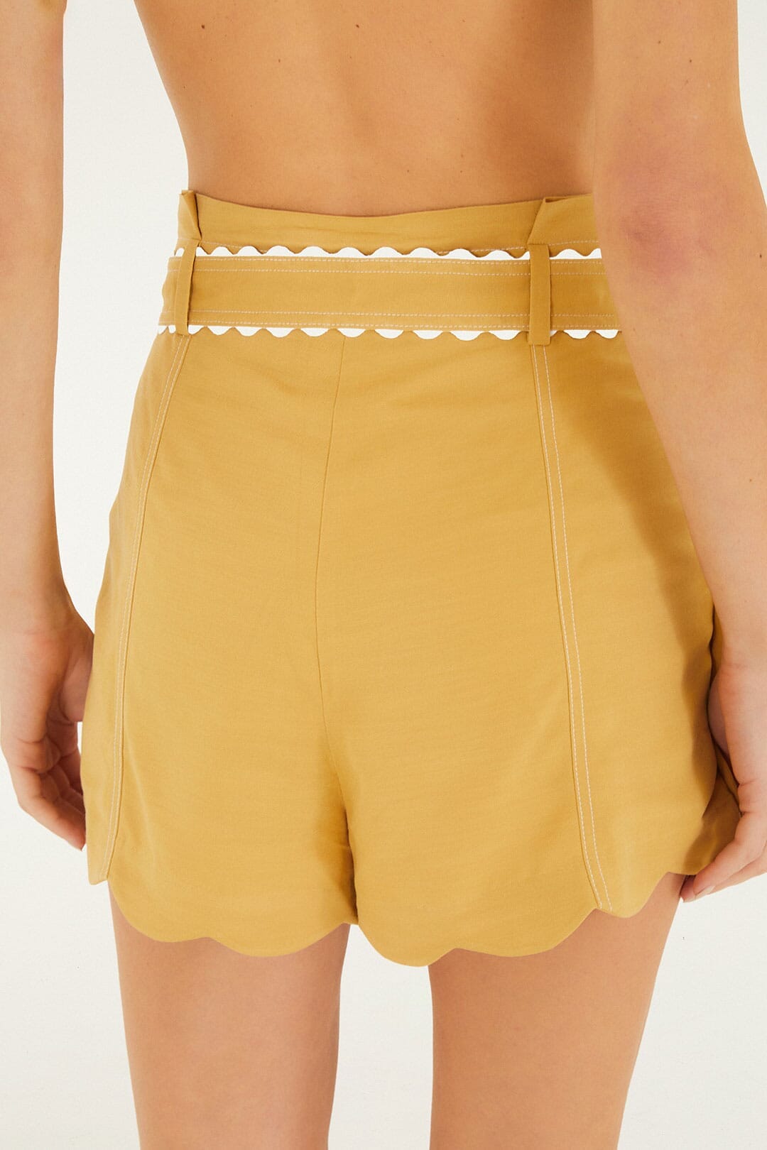 Khakifarbene High-Waist-Shorts mit Gürtel