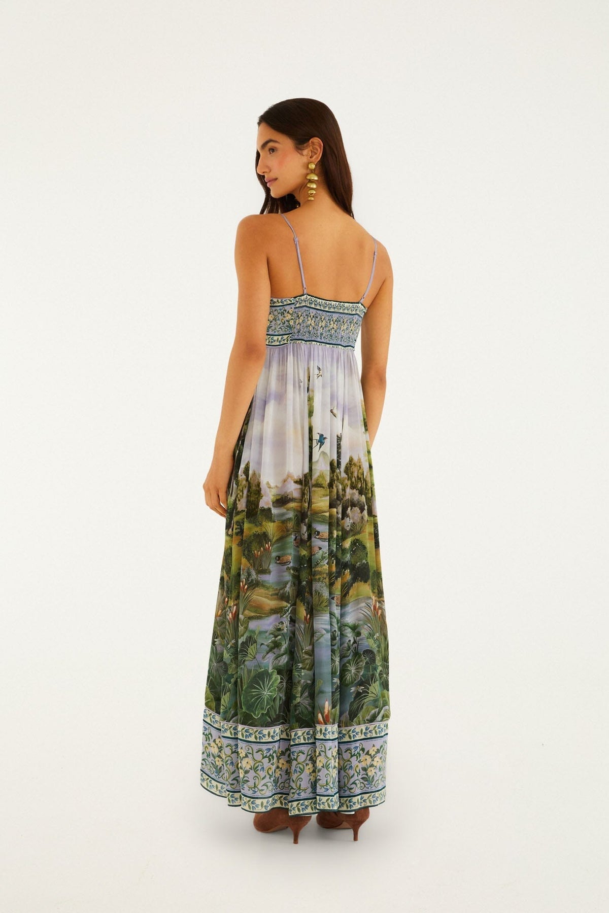 Vestido maxi multicolor con tirantes ajustables y estampado de paisaje campestre