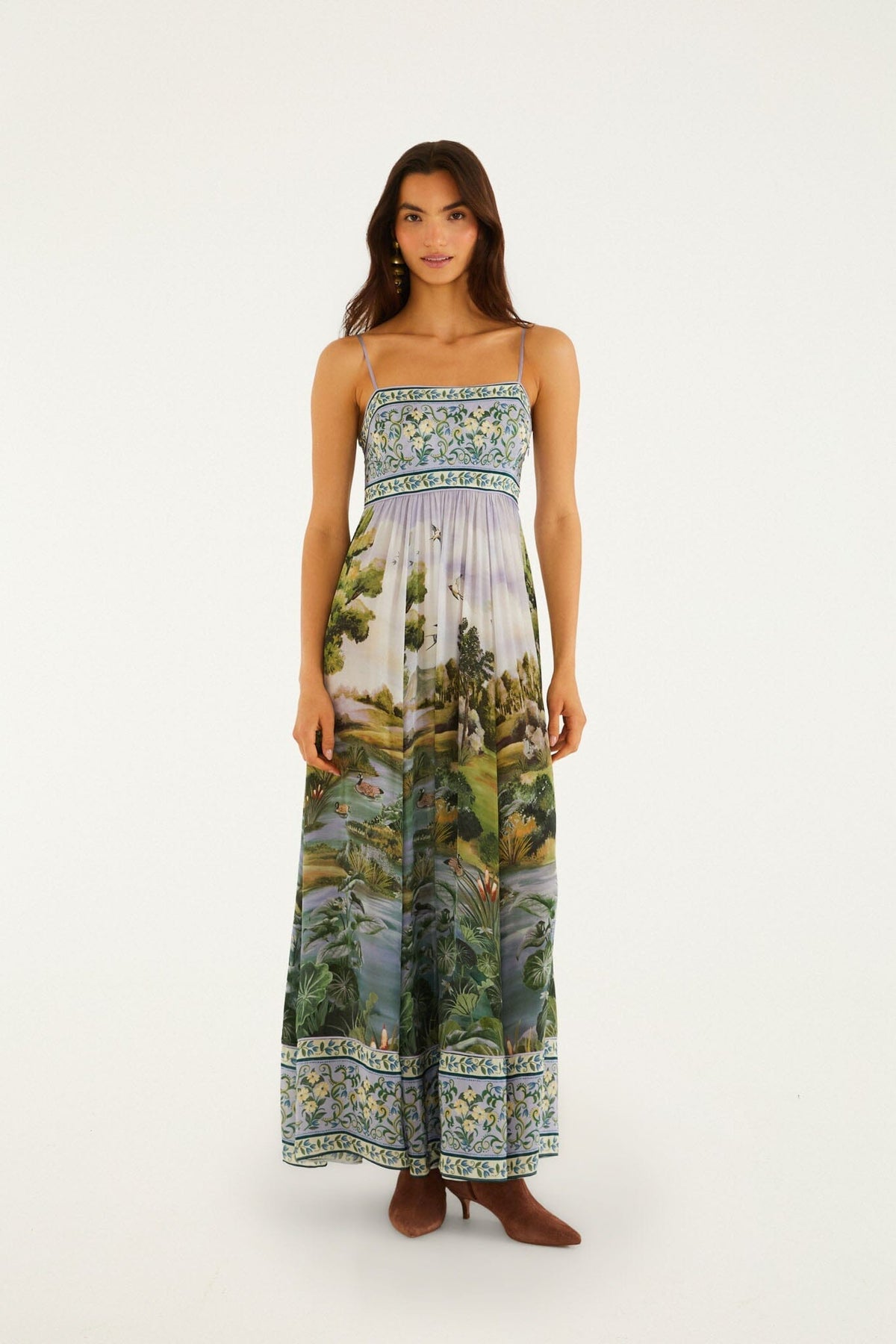 Vestido maxi multicolor con tirantes ajustables y estampado de paisaje campestre