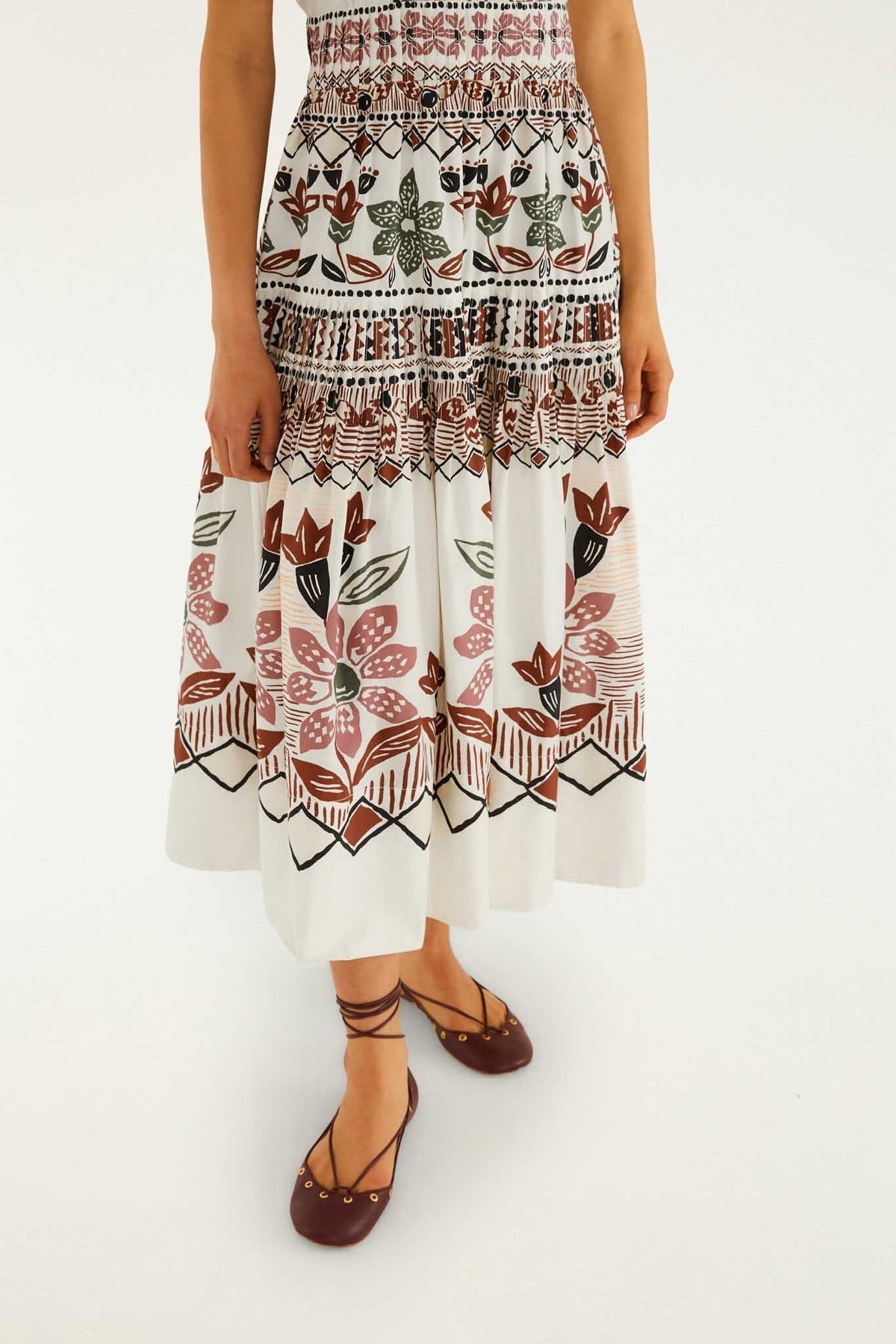 Vestido maxi Ainika color blanco roto con flores rústicas y manga corta
