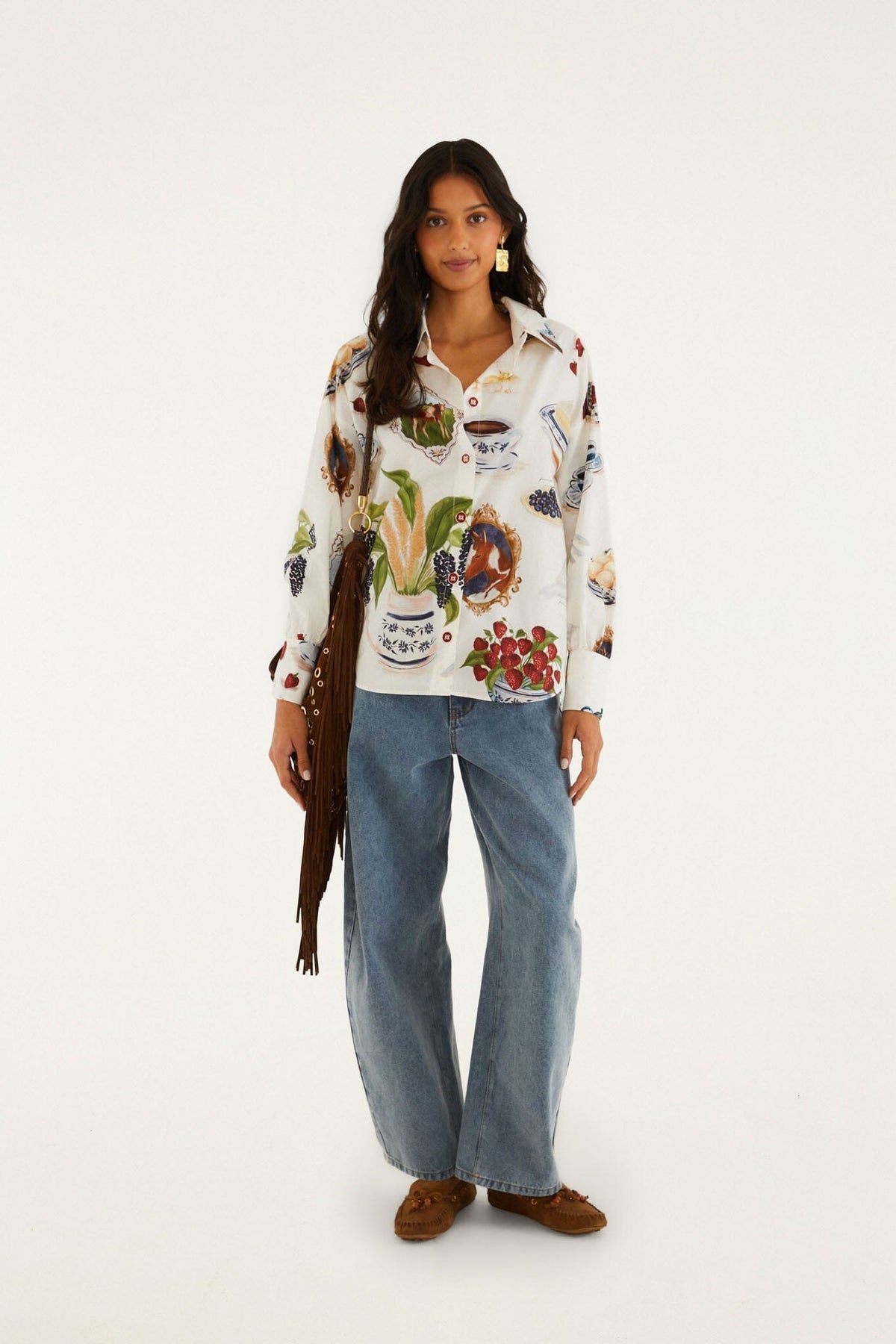 Camisa abotonada color blanco roto con mesa campestre