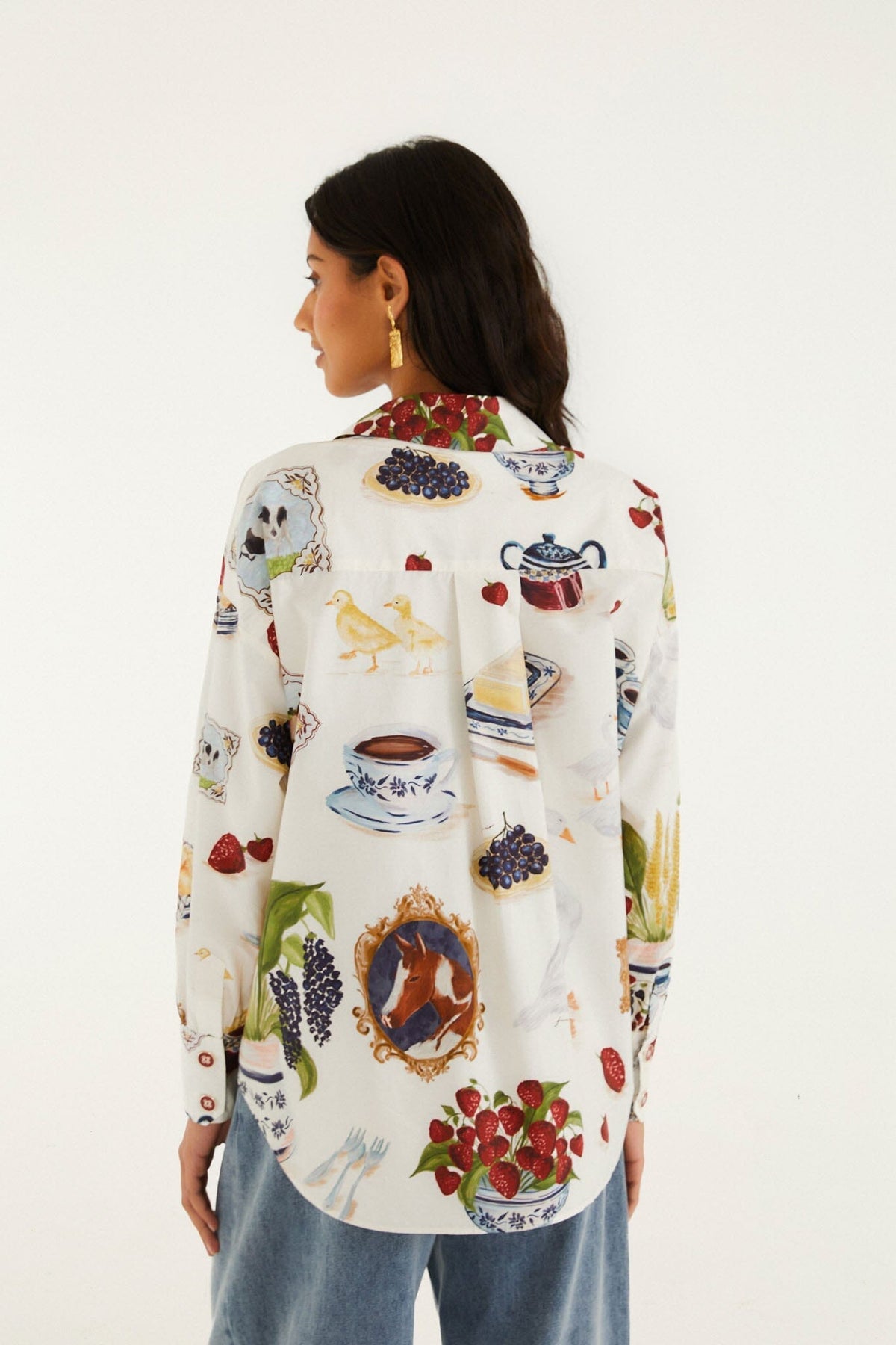 Camisa abotonada color blanco roto con mesa campestre