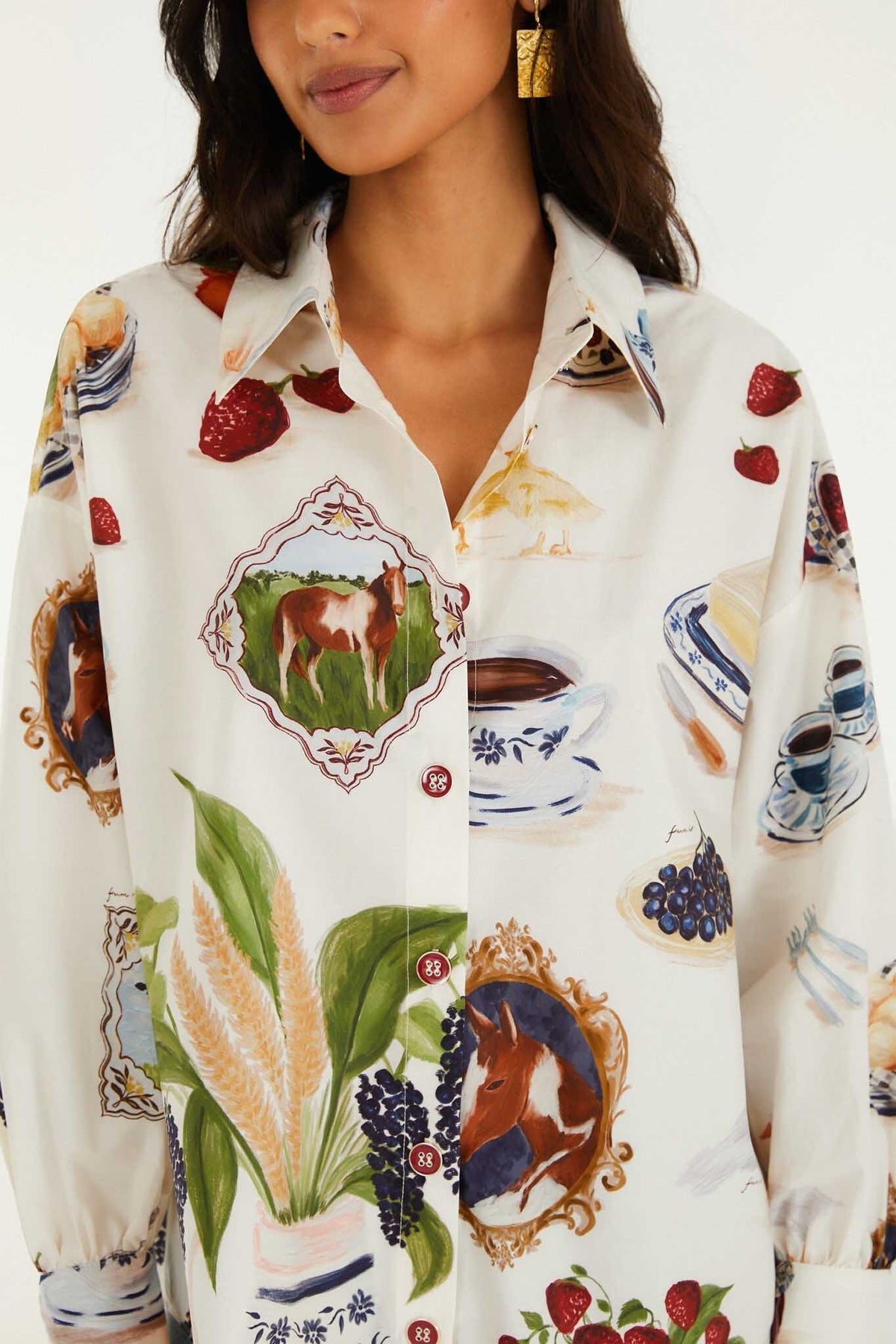 Camisa abotonada color blanco roto con mesa campestre