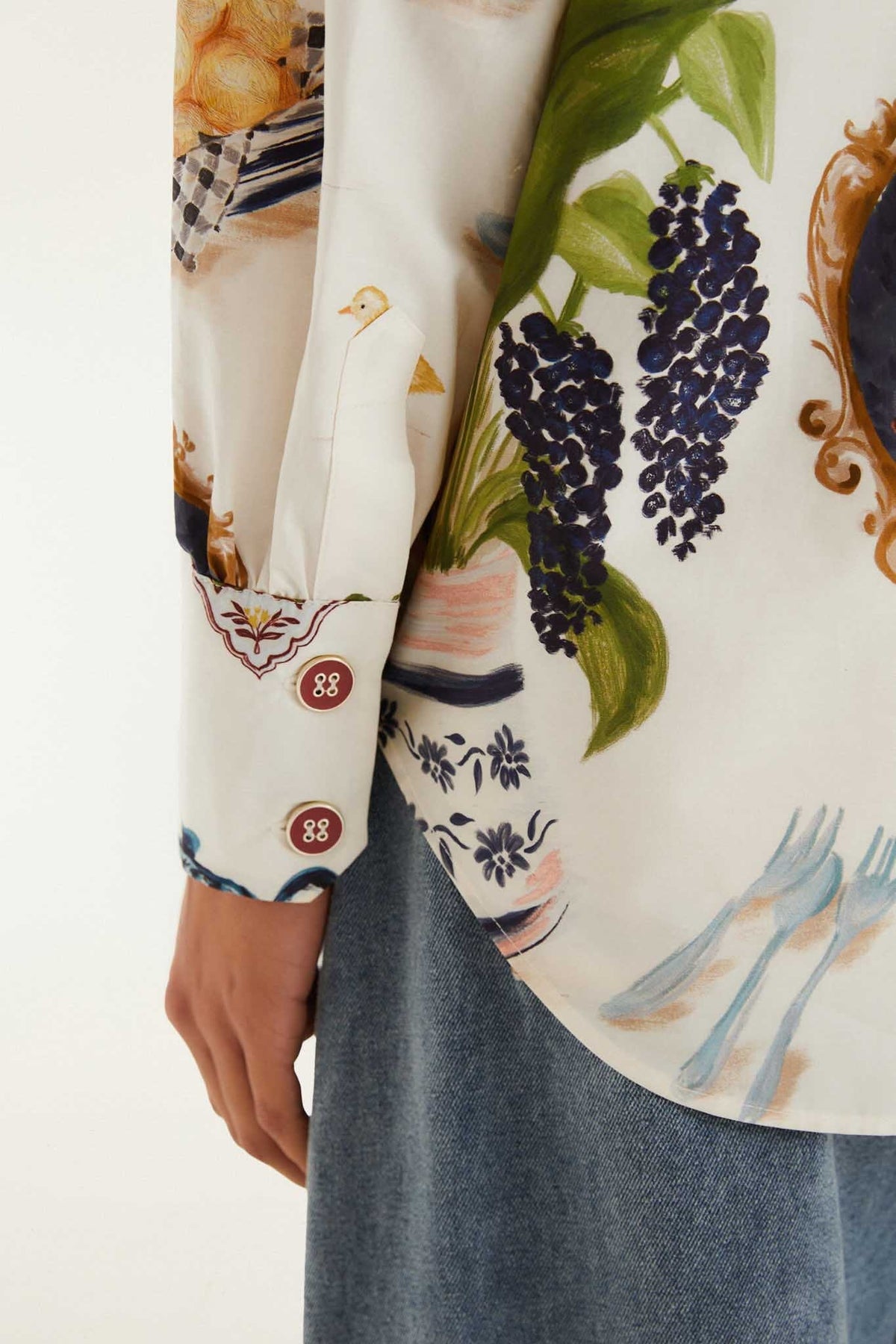 Camisa abotonada color blanco roto con mesa campestre