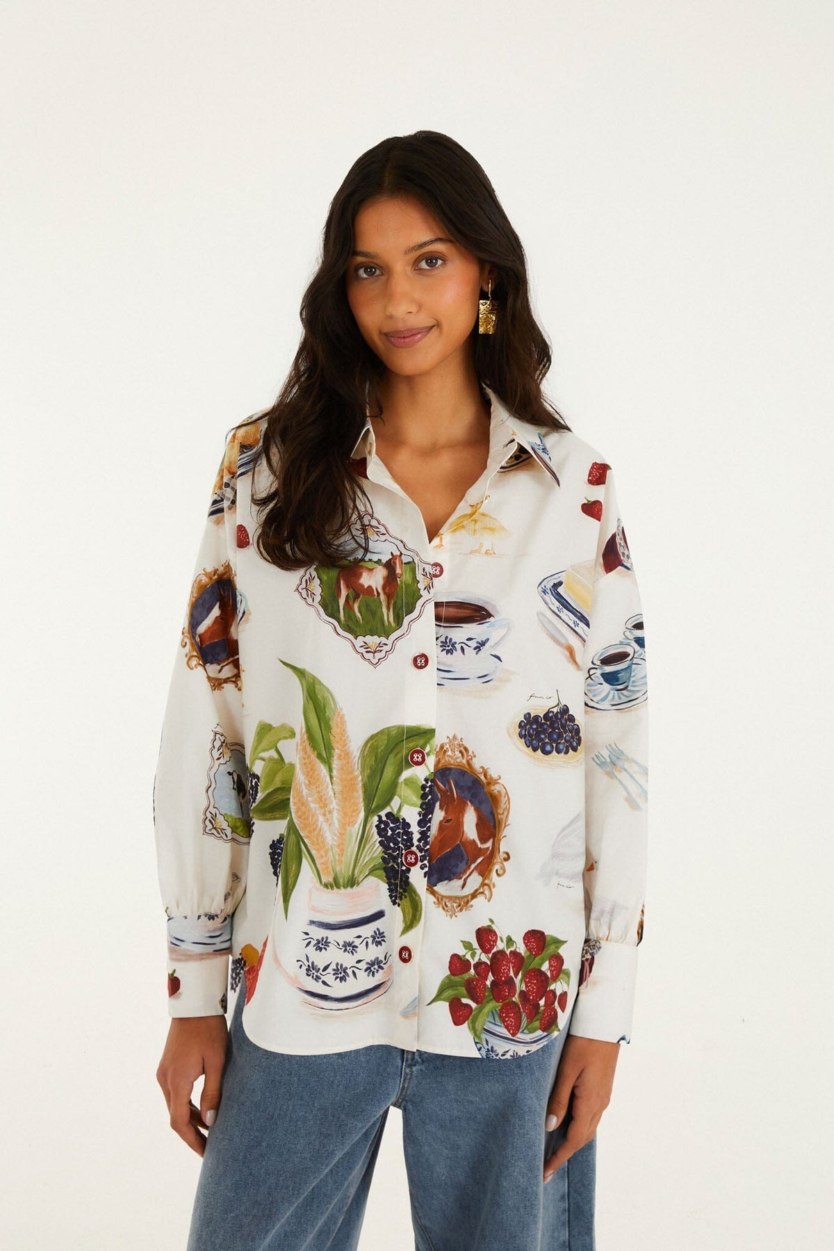 Camisa abotonada color blanco roto con mesa campestre