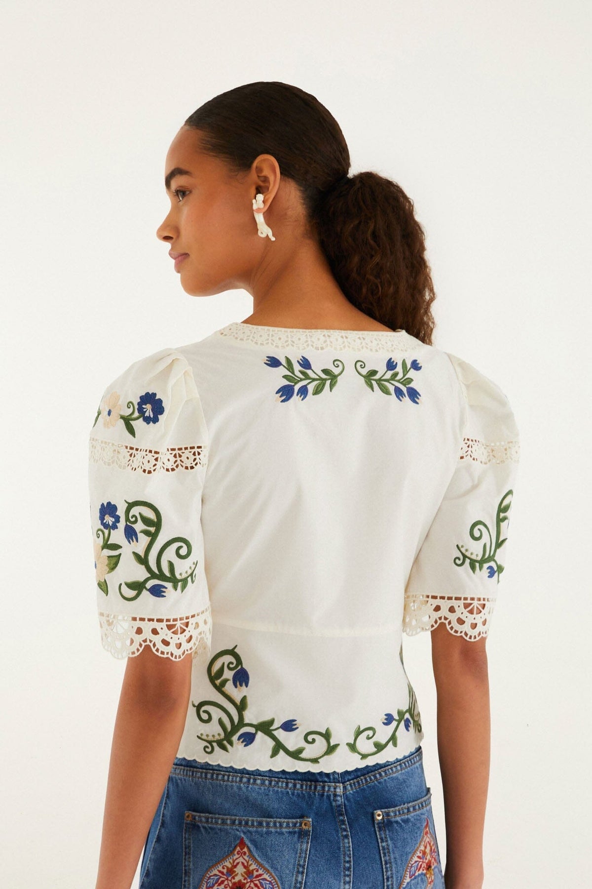 Blusa de encaje bordada Off-White con paisaje campestre