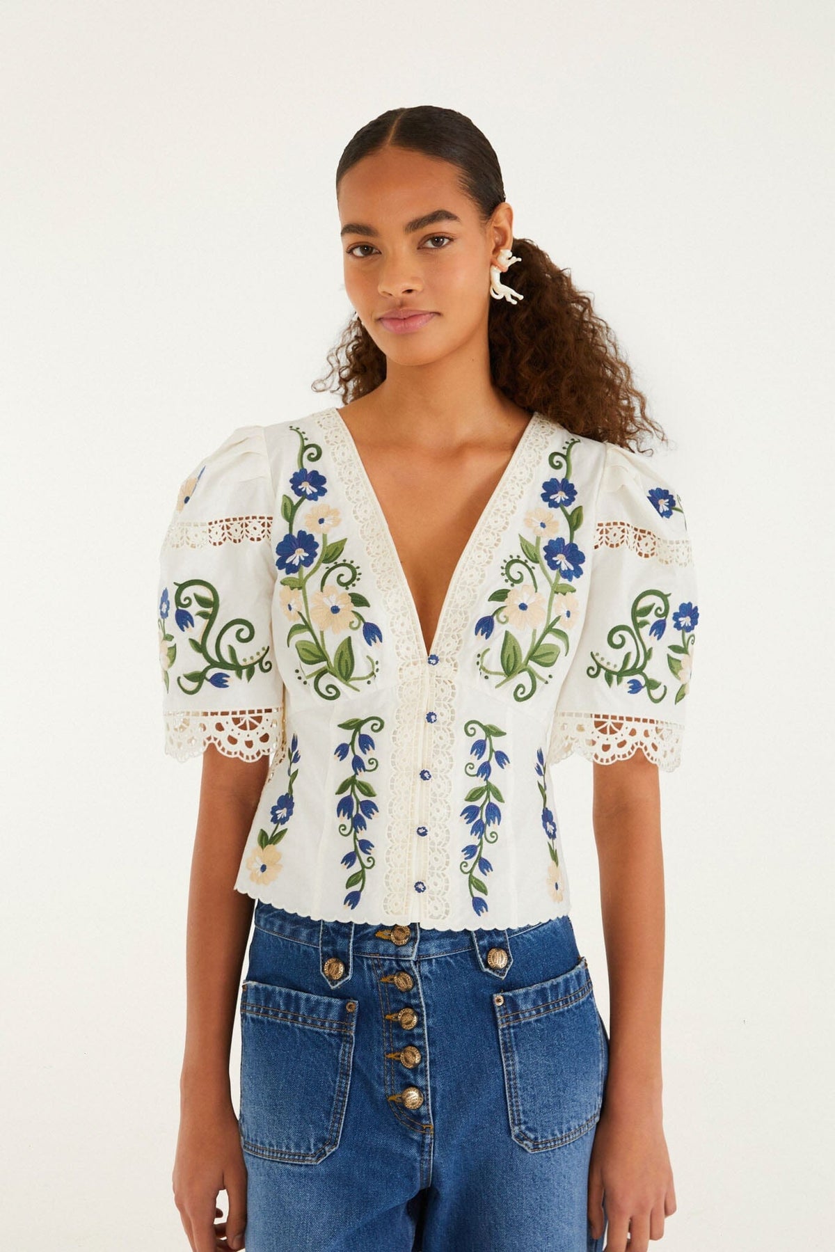 Blusa de encaje bordada Off-White con paisaje campestre