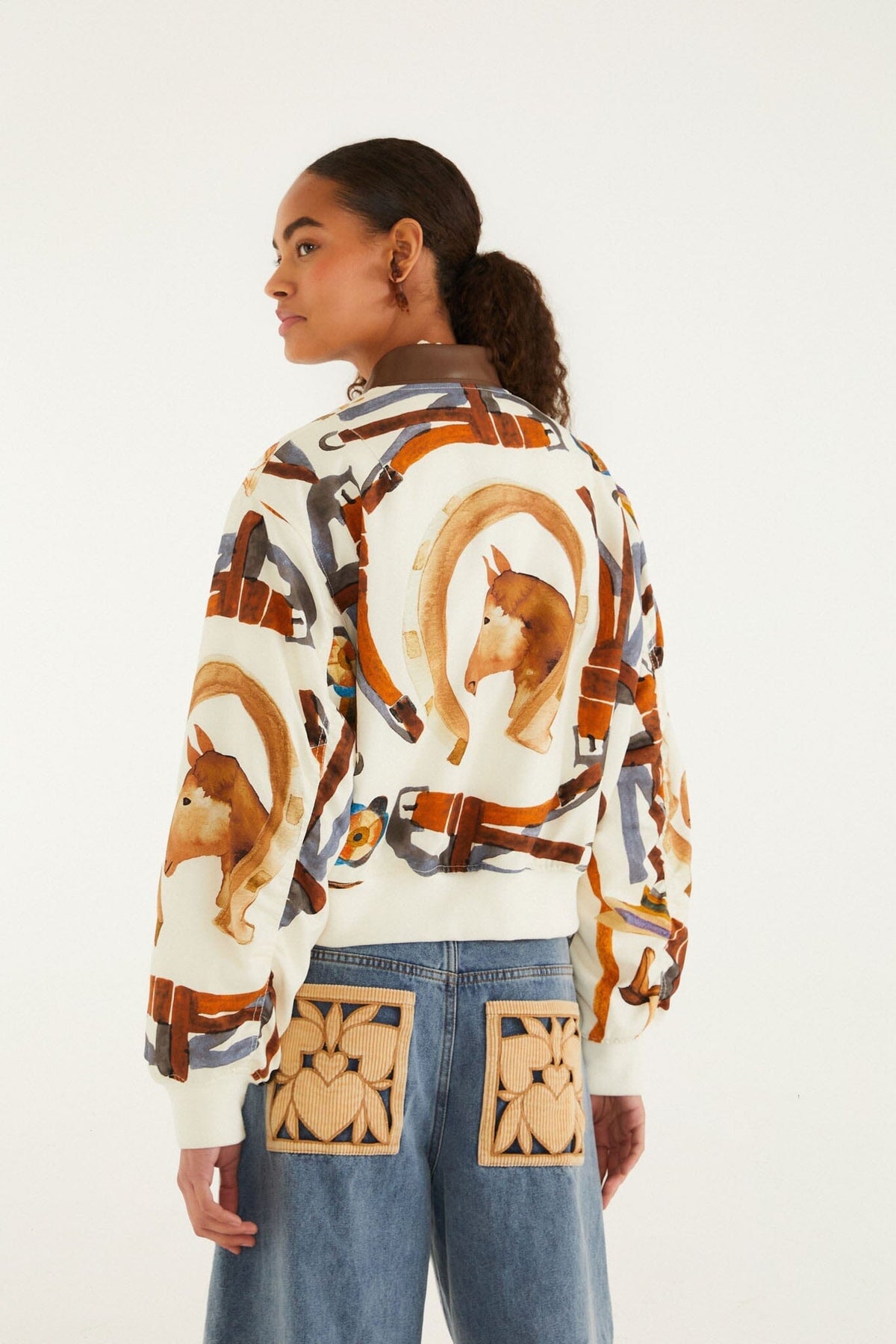 Chaqueta bomber color blanco hueso con bolsillos tipo pañuelo ecuestre