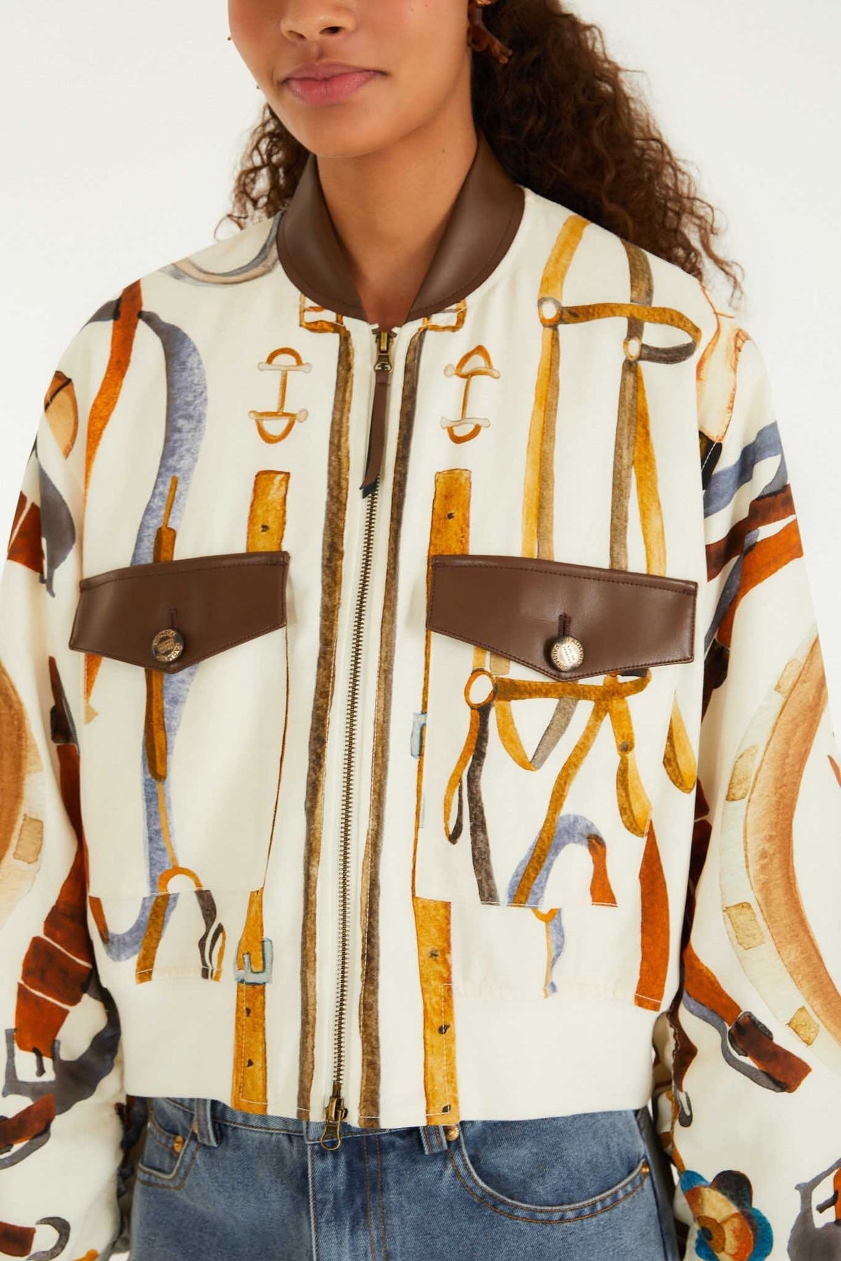 Chaqueta bomber color blanco hueso con bolsillos tipo pañuelo ecuestre