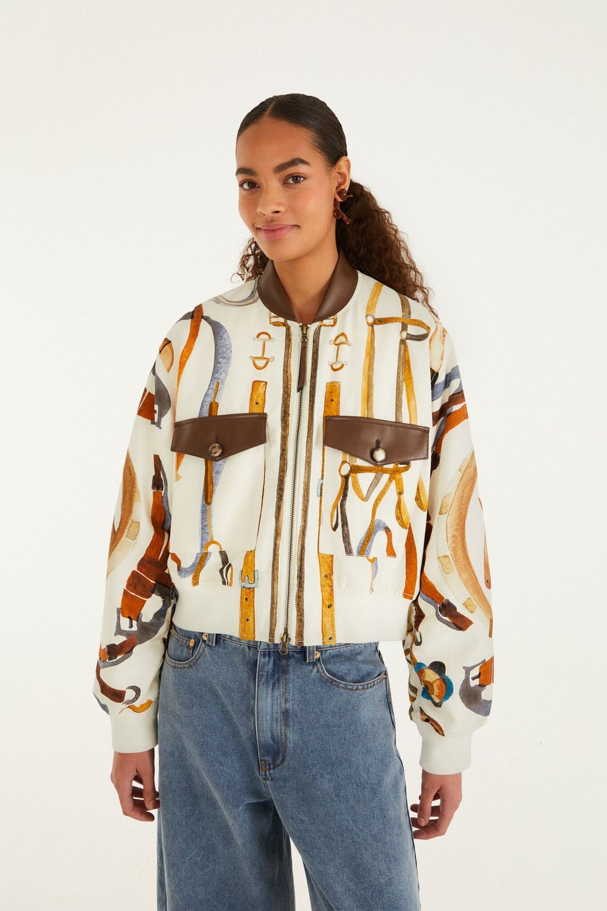 Chaqueta bomber color blanco hueso con bolsillos tipo pañuelo ecuestre