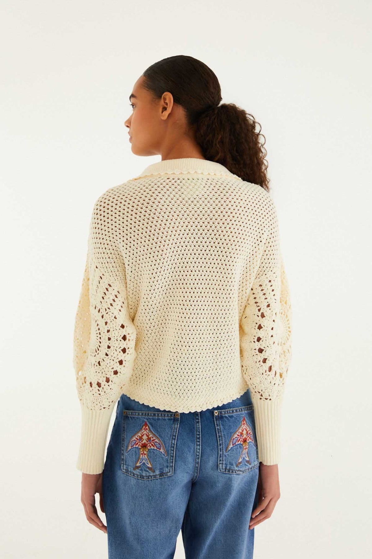 Jersey de crochet tipo polo color blanco roto