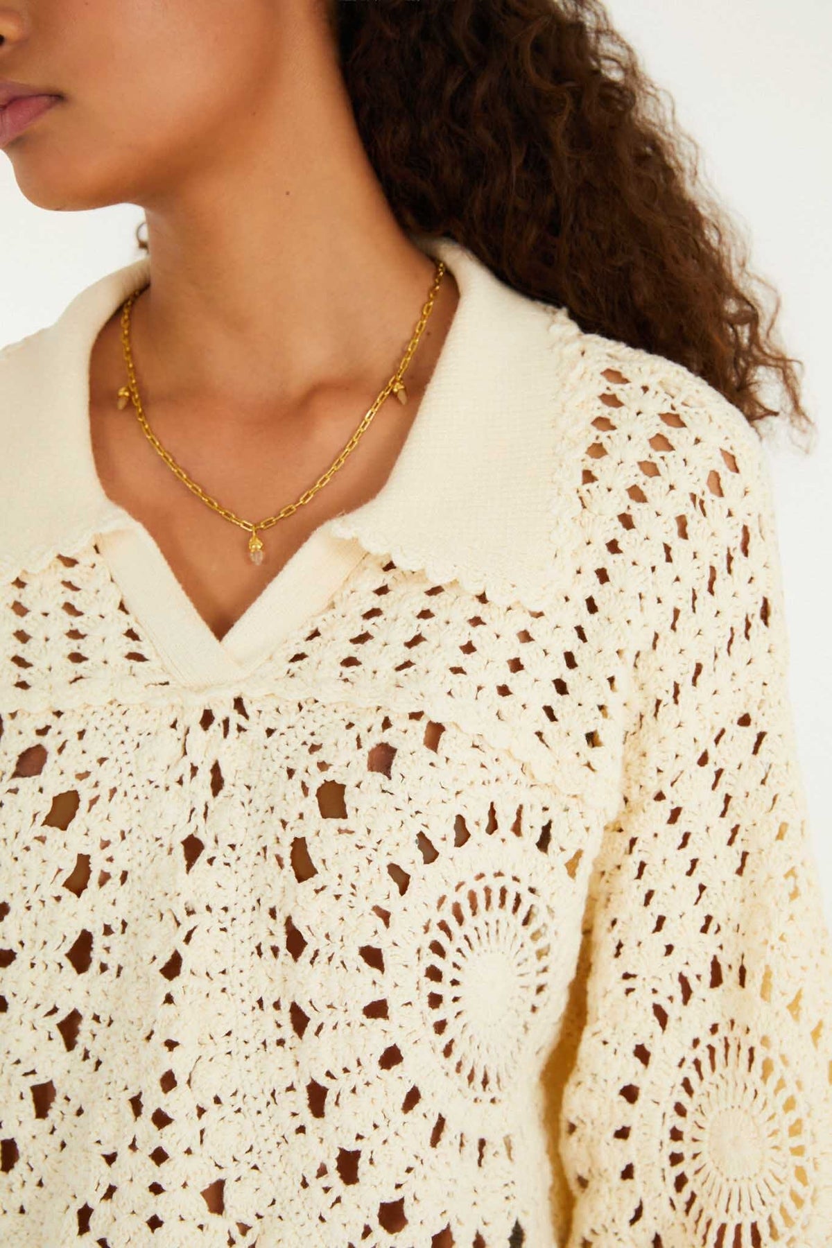 Jersey de crochet tipo polo color blanco roto