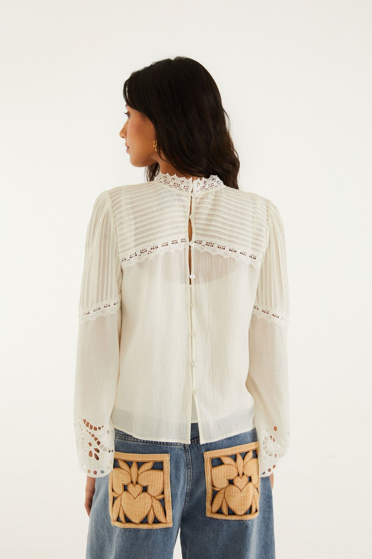 Blusa color blanco roto de manga larga con bordado de Richelieu