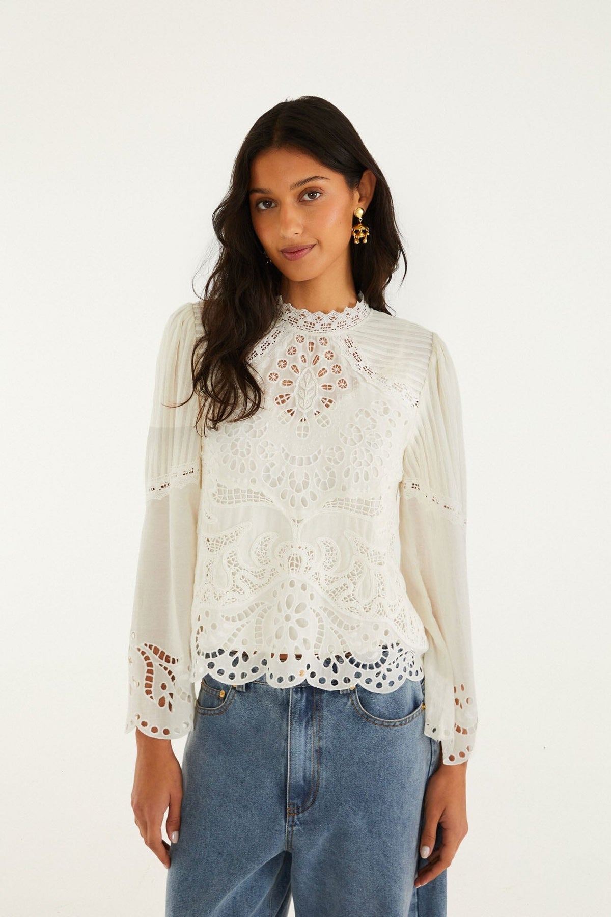 Blusa color blanco roto de manga larga con bordado de Richelieu