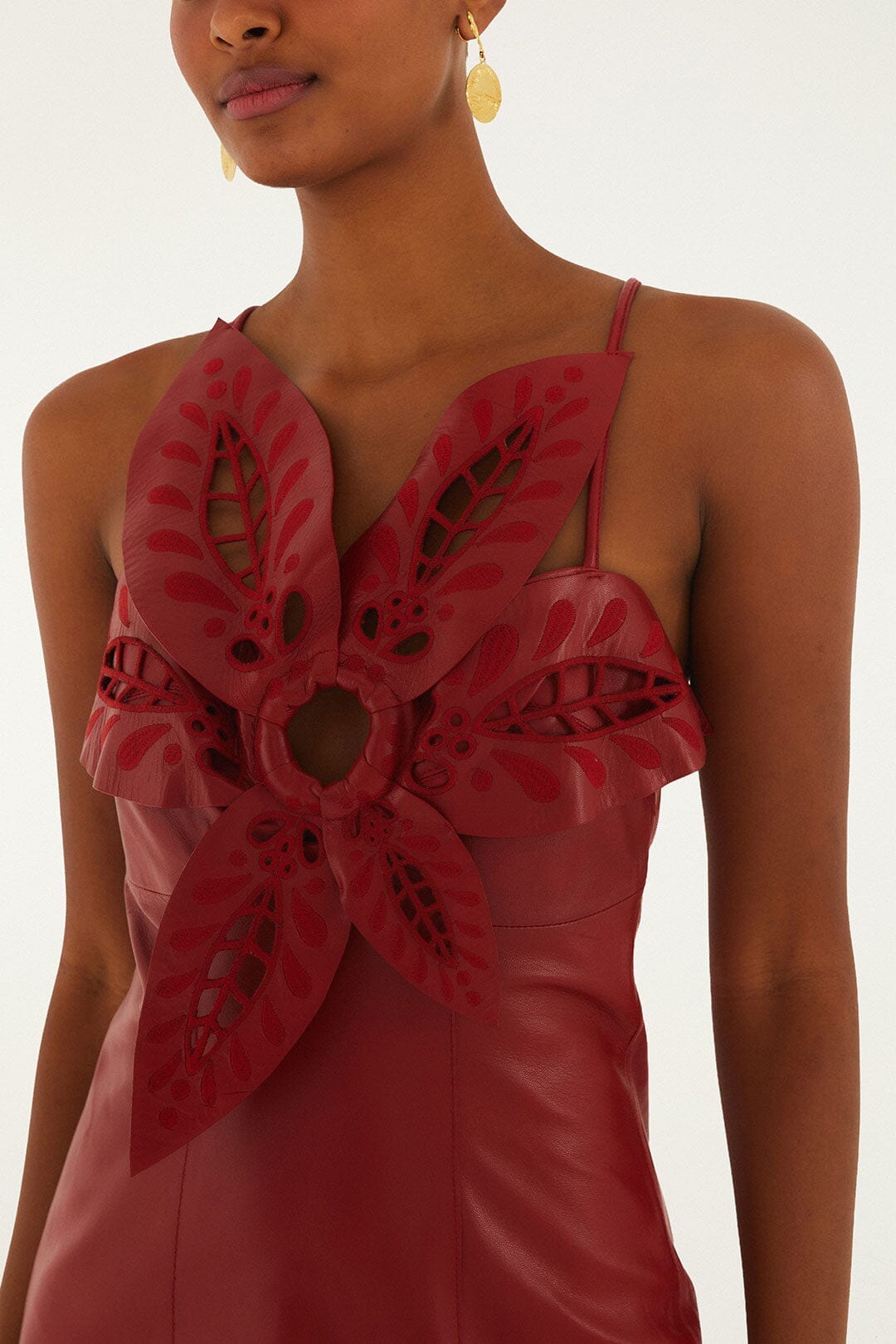 Minivestido rojo de cuero con flor de Richelieu en 3D