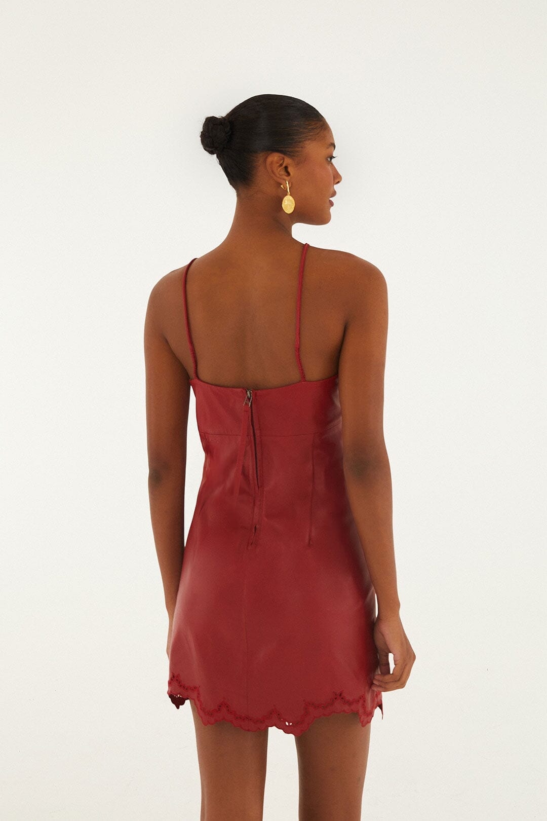 Minivestido rojo de cuero con flor de Richelieu en 3D