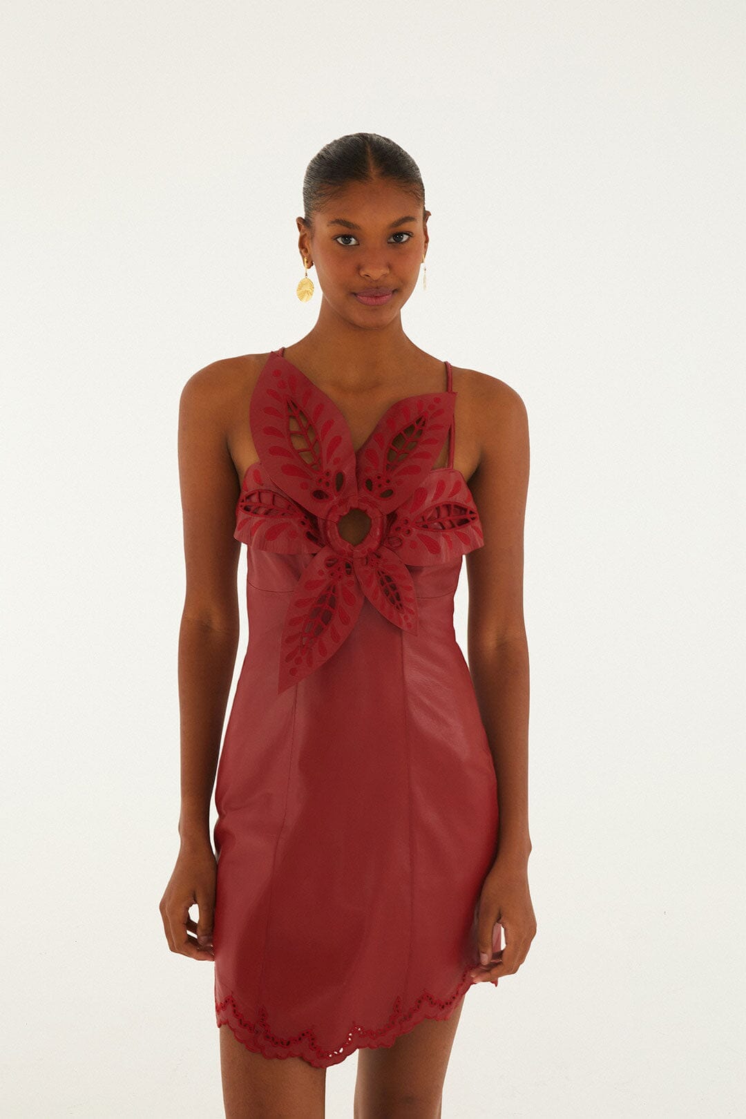 Minivestido rojo de cuero con flor de Richelieu en 3D