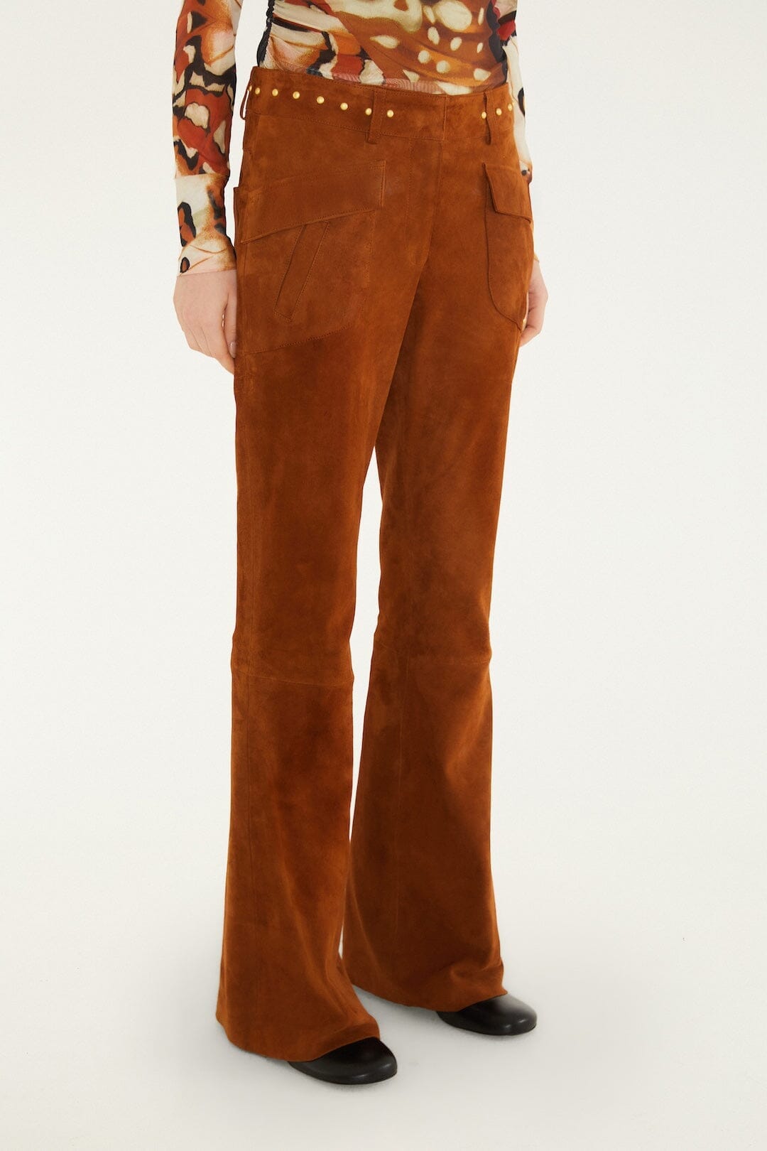 Pantalon en cuir évasé à rivets