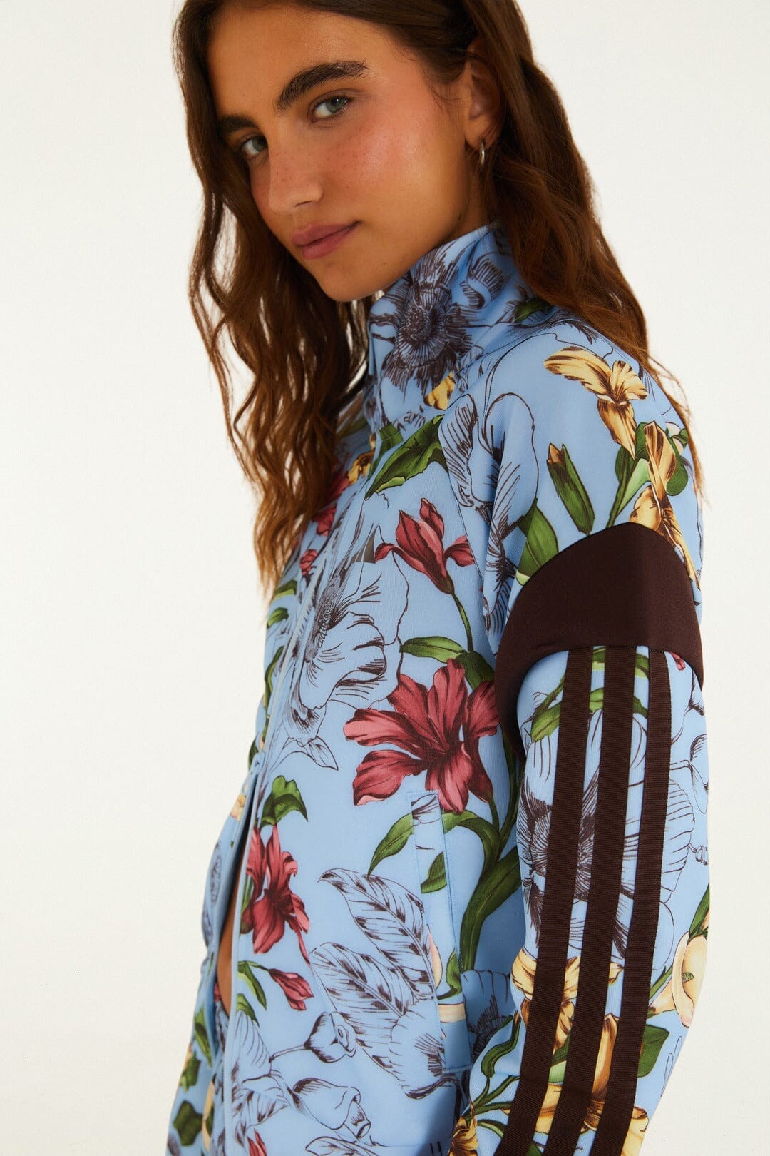 Giacca Adidas Tiro blu con motivo floreale abbozzato