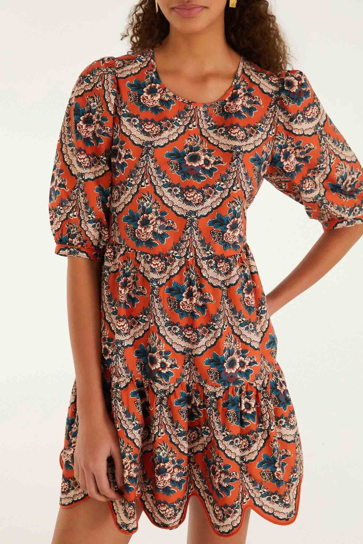 Vestido mini terracota con estampado floral victoriano y mangas abullonadas
