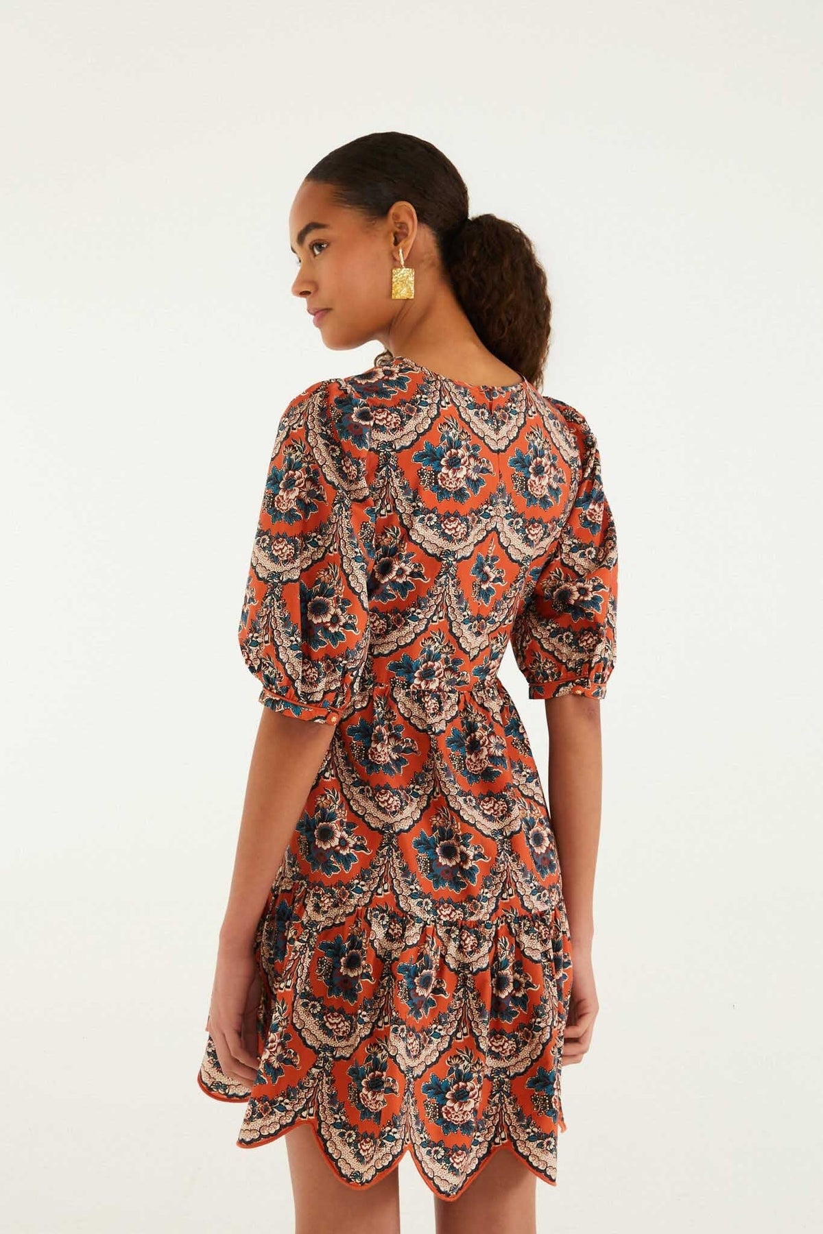 Vestido mini terracota con estampado floral victoriano y mangas abullonadas