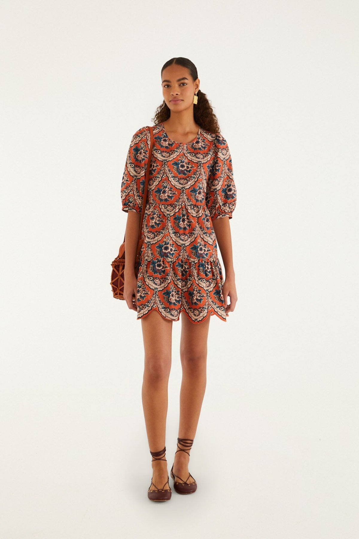 Vestido mini terracota con estampado floral victoriano y mangas abullonadas