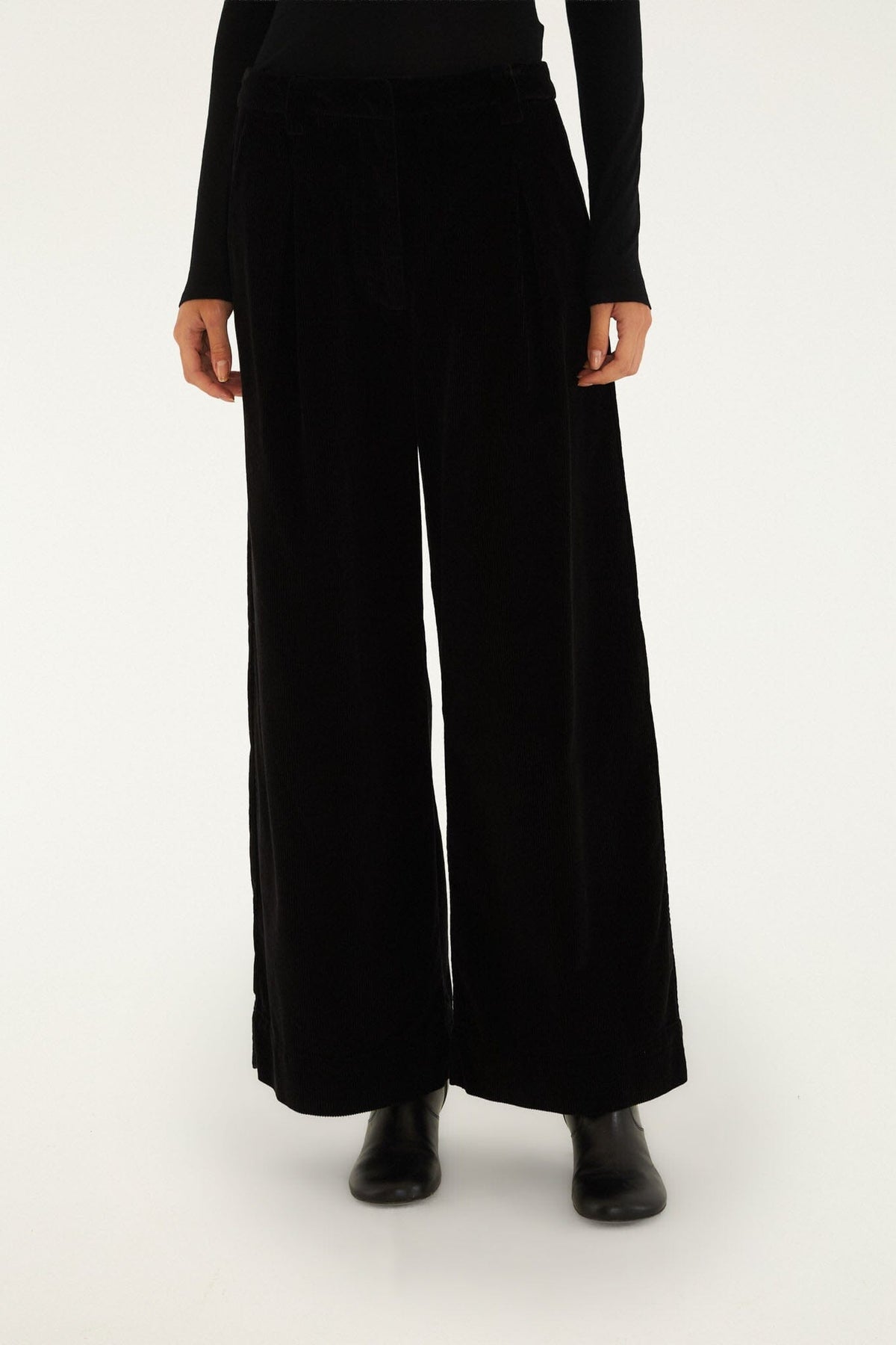 Pantalon en velours côtelé coupe large et ajustée