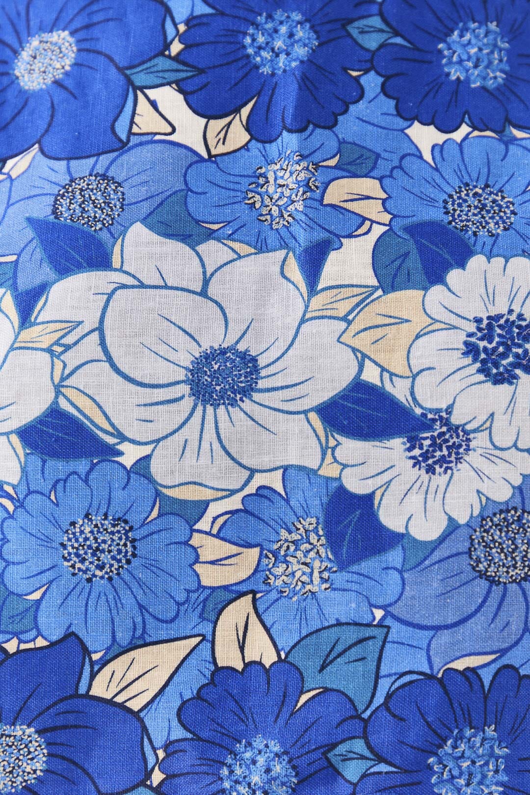 Top court à rayures et fleurs bleues