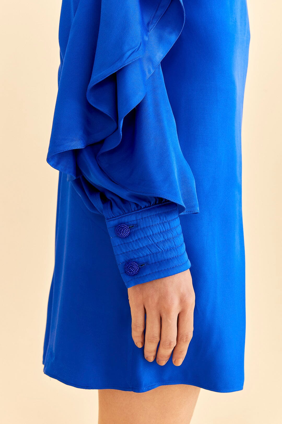 Mini-robe bleu vif dos nu à manches volantées