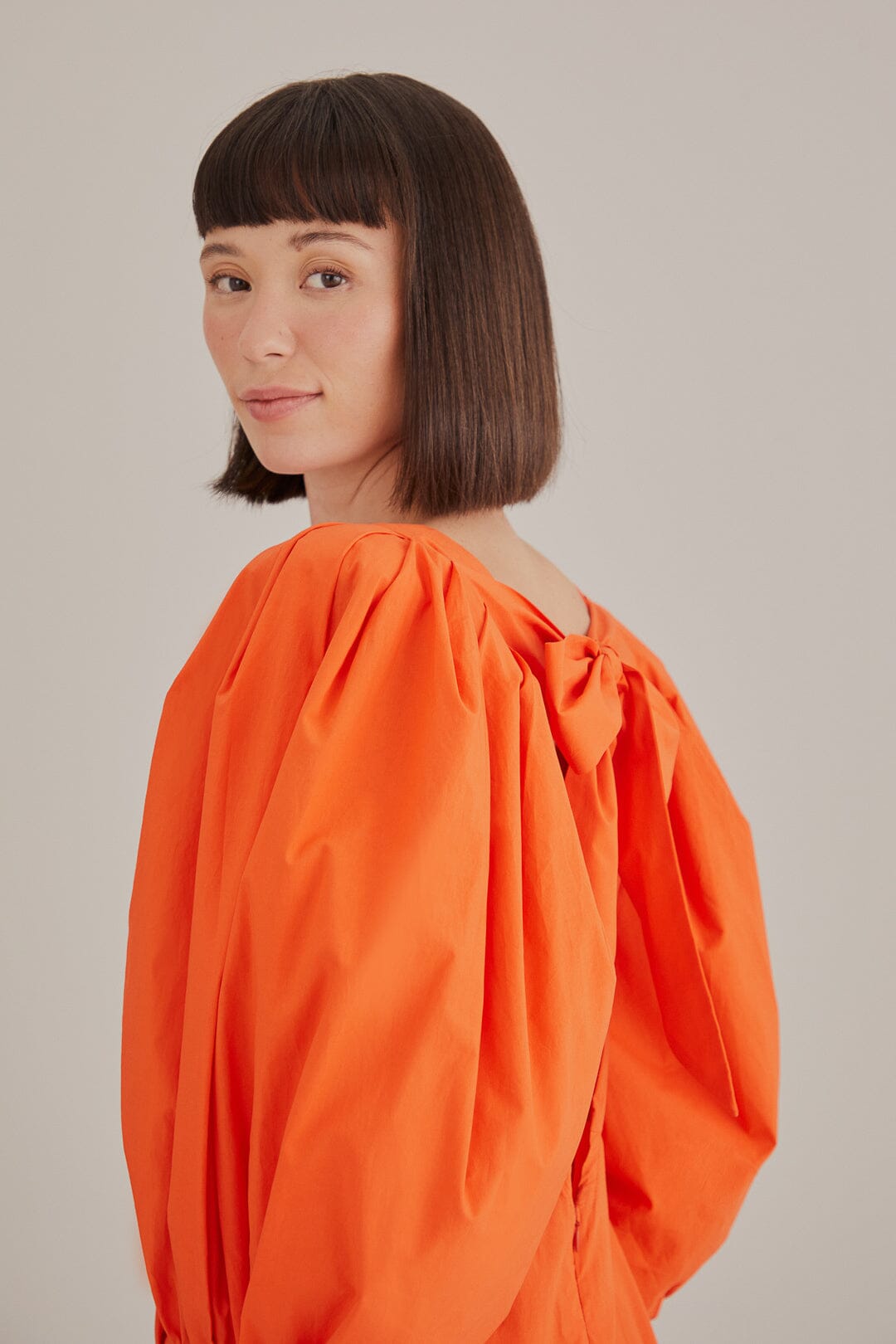 Robe courte orange à dos ouvert