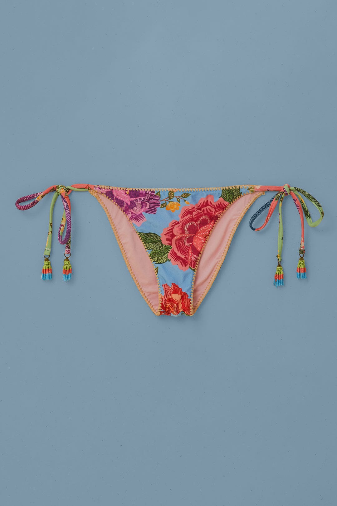 Bas de bikini à fleurs et foulards noués sur le côté