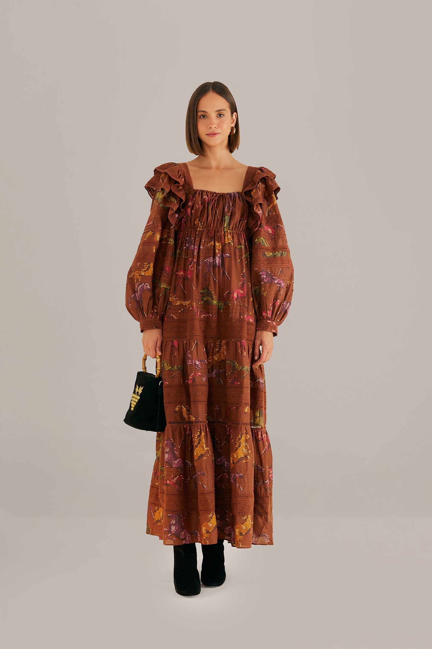 Robe longue marron à pois chevaux