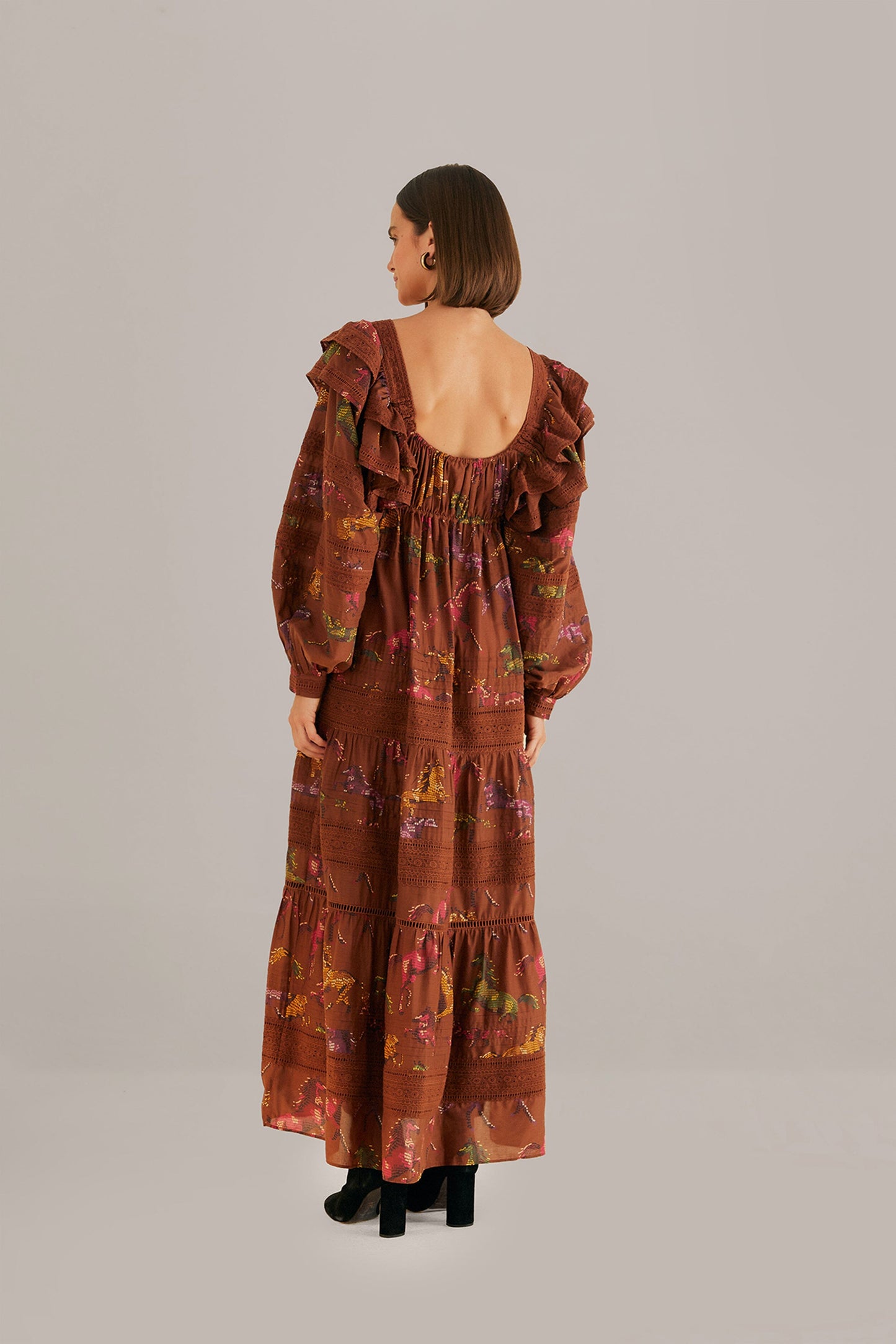 Robe longue marron à pois chevaux