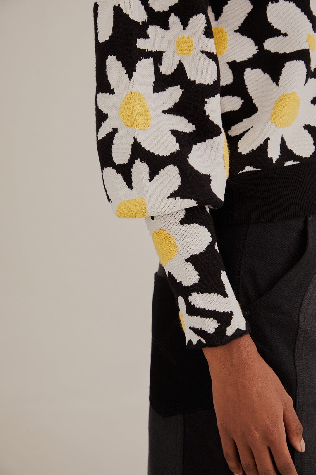 Cardigan en tricot à fleurs noires